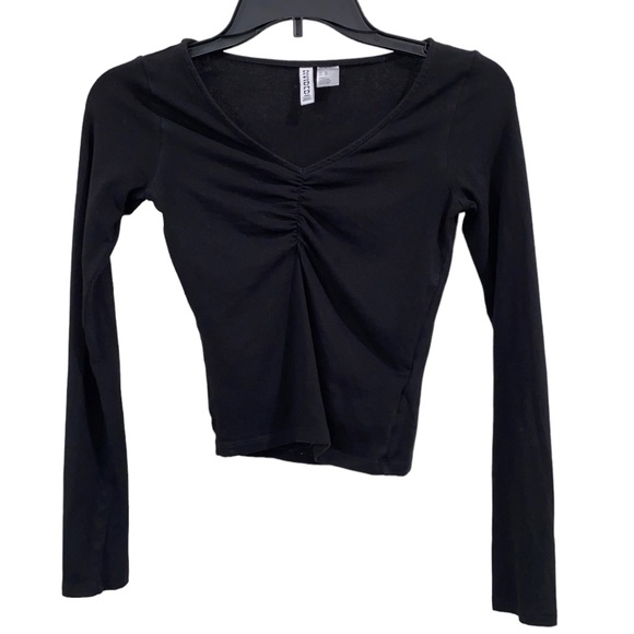 Divided Tops - Divided Black Rouched V-neck
Crop Top Size XS